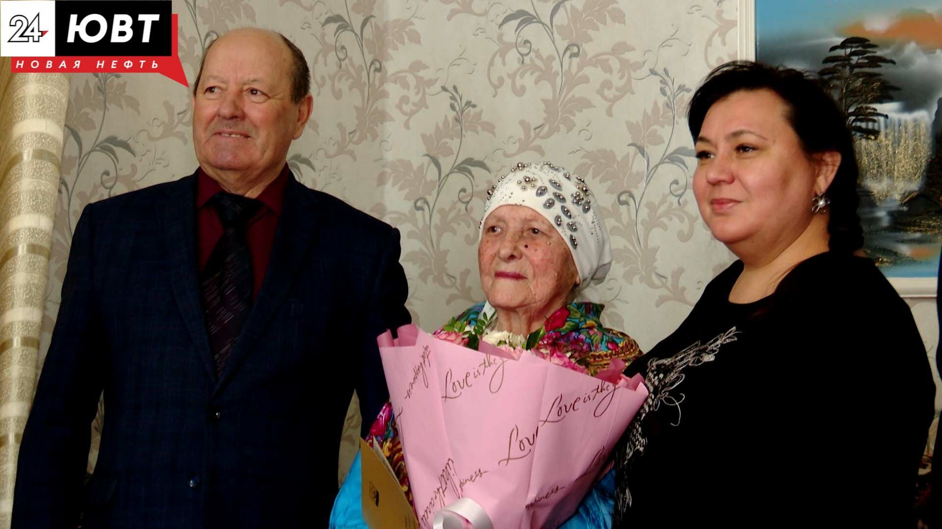 В Альметьевске поздравили с 90-летием ветерана труда