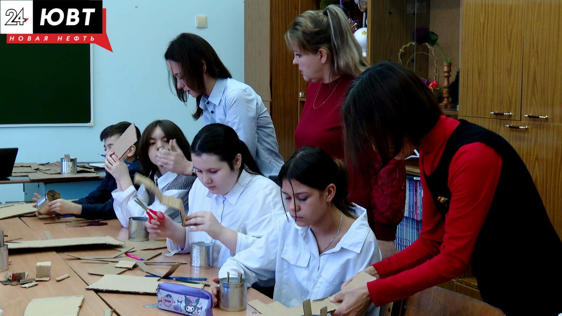 К изготовлению блиндажных свечей для военнослужащих в Альметьевске присоединились школьники