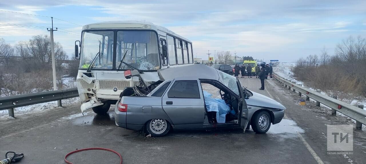 Водитель легкового автомобиля погиб в ДТП с автобусом в Татарстане