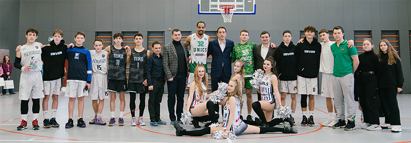 Представители клуба «Уникс» вышли на площадку вместе с юными спортсменами Альметьевска