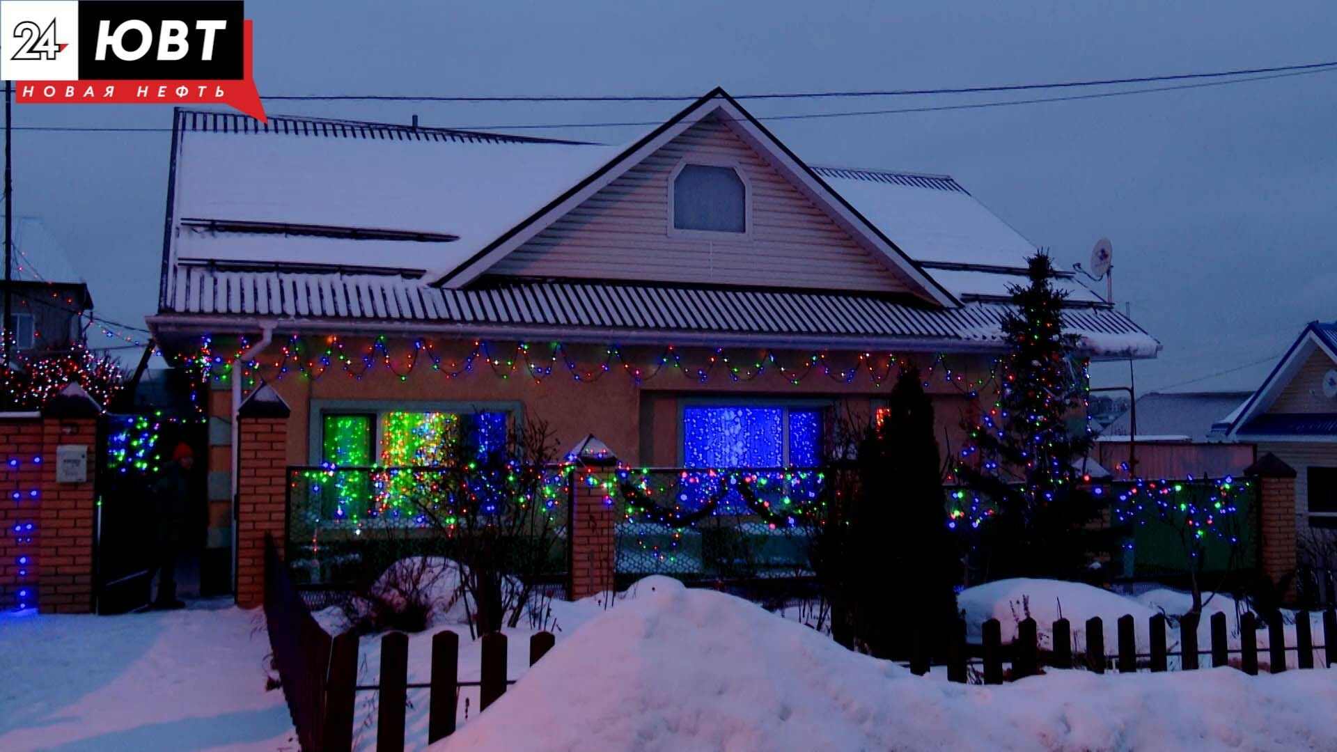 Жительница Альметьевска каждый год украшает свой дом к Новому году
