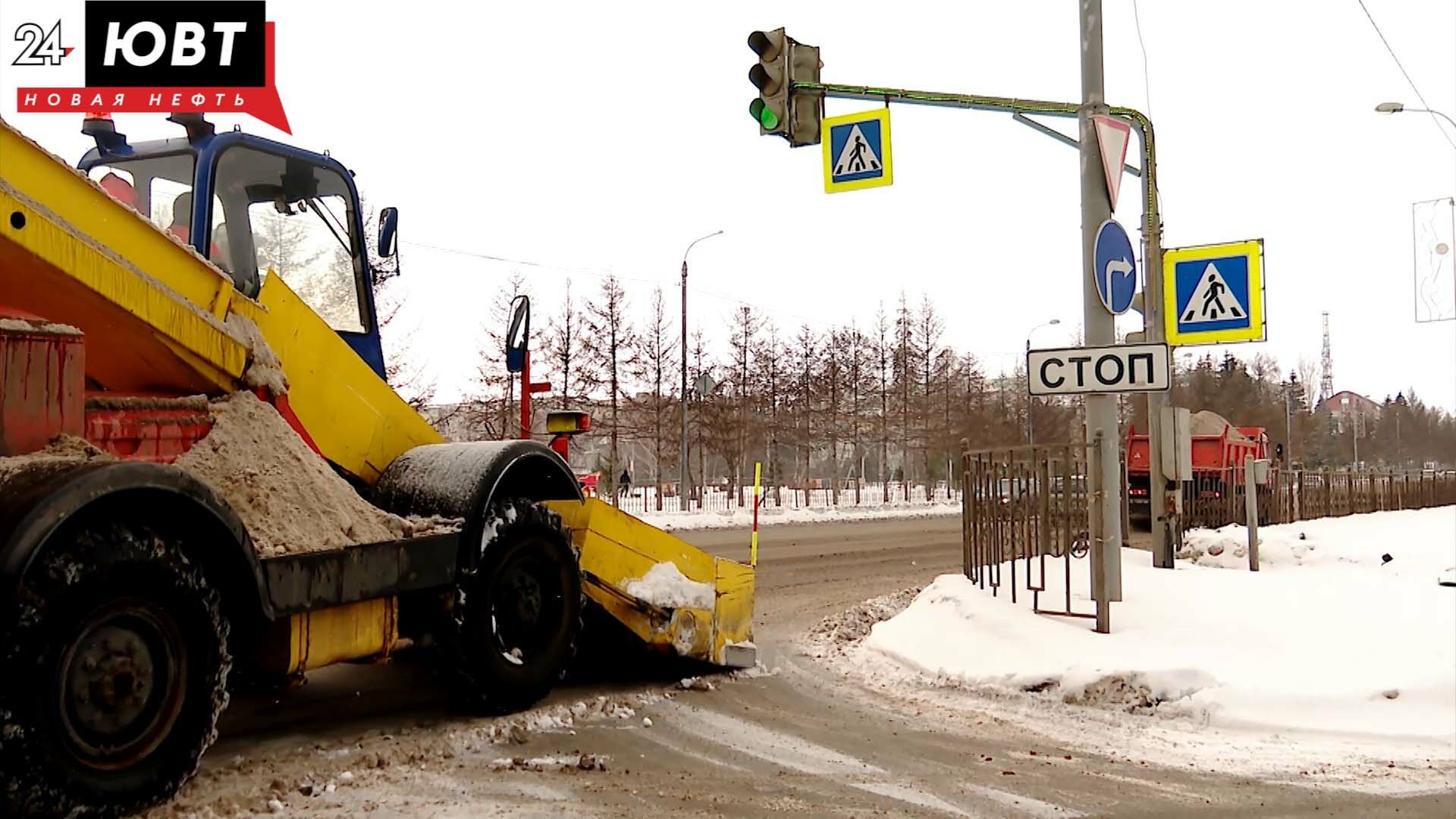 Альметьевские дорожники устраняют последствия снегопада