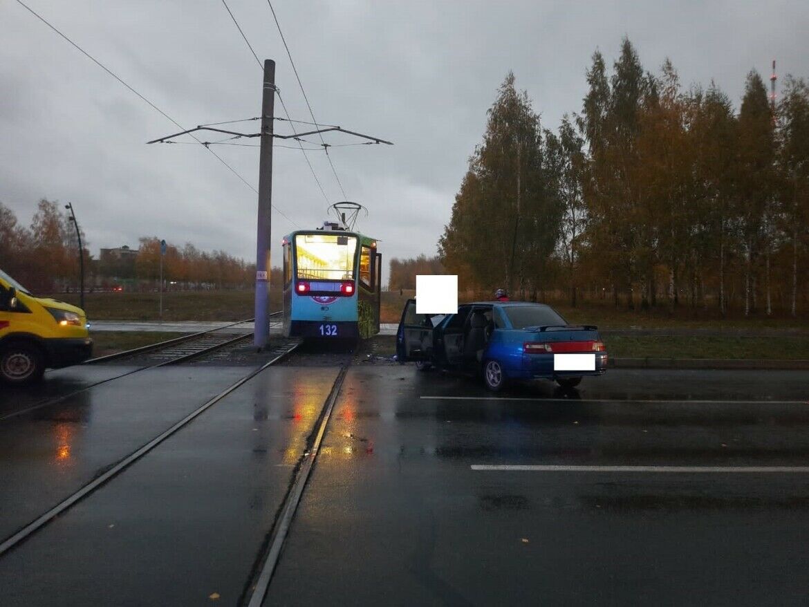 В Нижнекамске легковой автомобиль столкнулся с трамваем