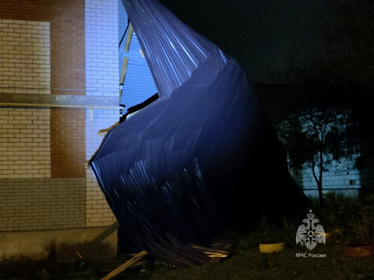 В Альметьевске ветер сорвал крышу учебного заведения