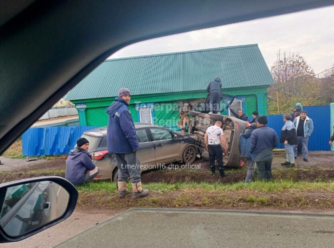 Два автомобиля влетели в частный дом в Альметьевском районе