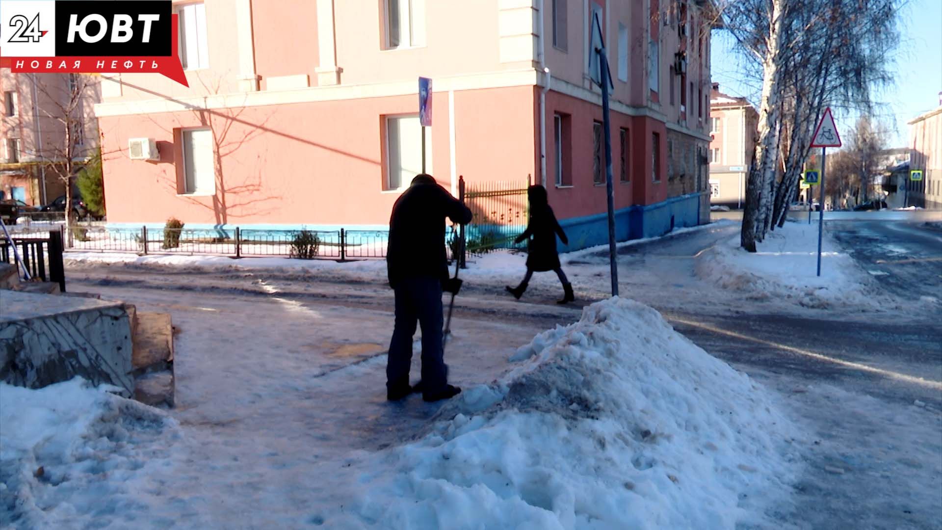 Люди падают на льду: в Альметьевске жалуются на сильный гололед