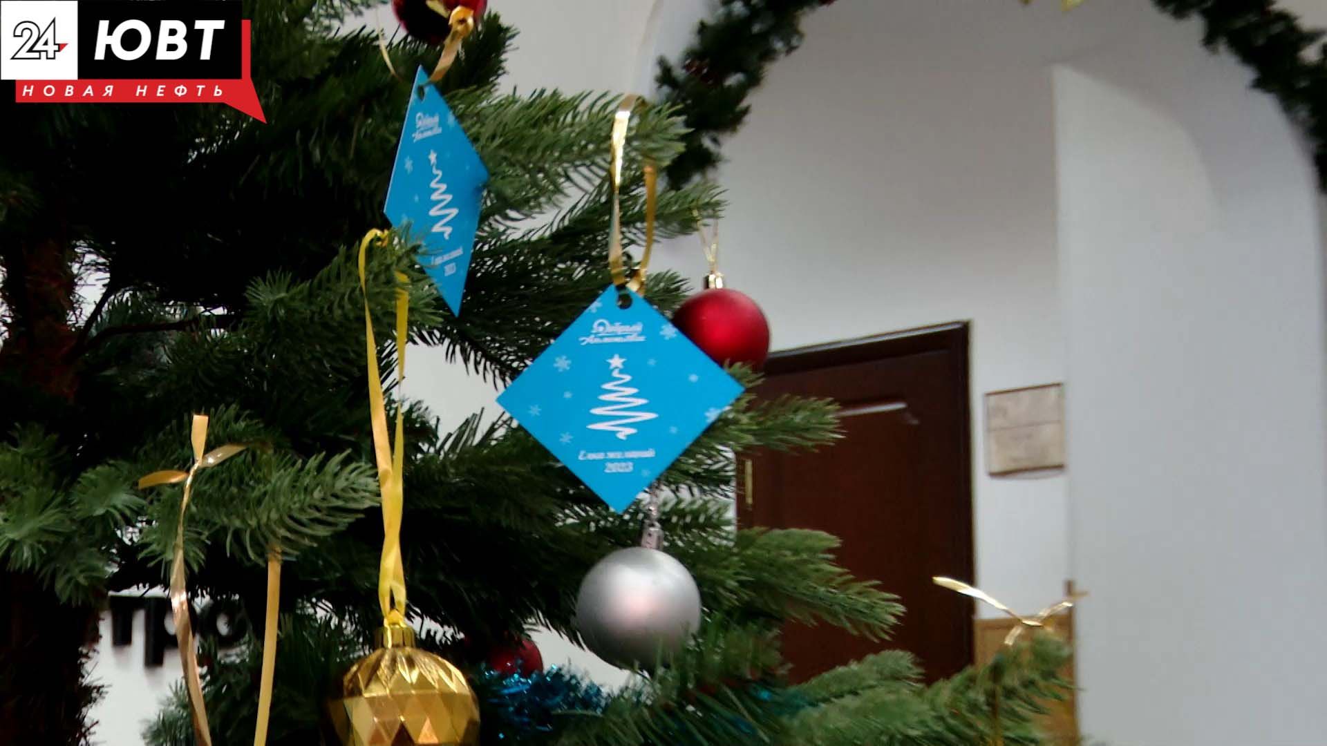 Сладкие новогодние подарки получат все воспитанники детсадов и школьники по 8-й класс в Альметьевске