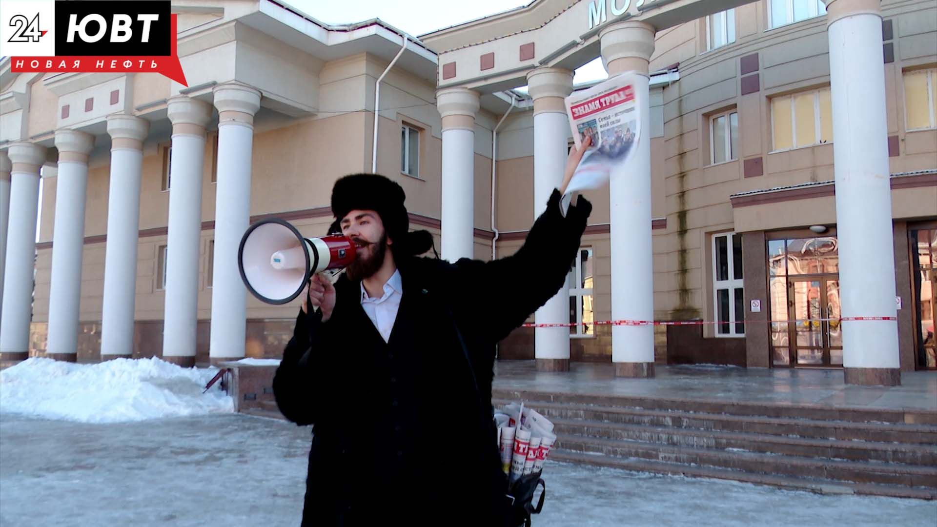 В Альметьевске уличный газетчик раздавал жителям свежую прессу