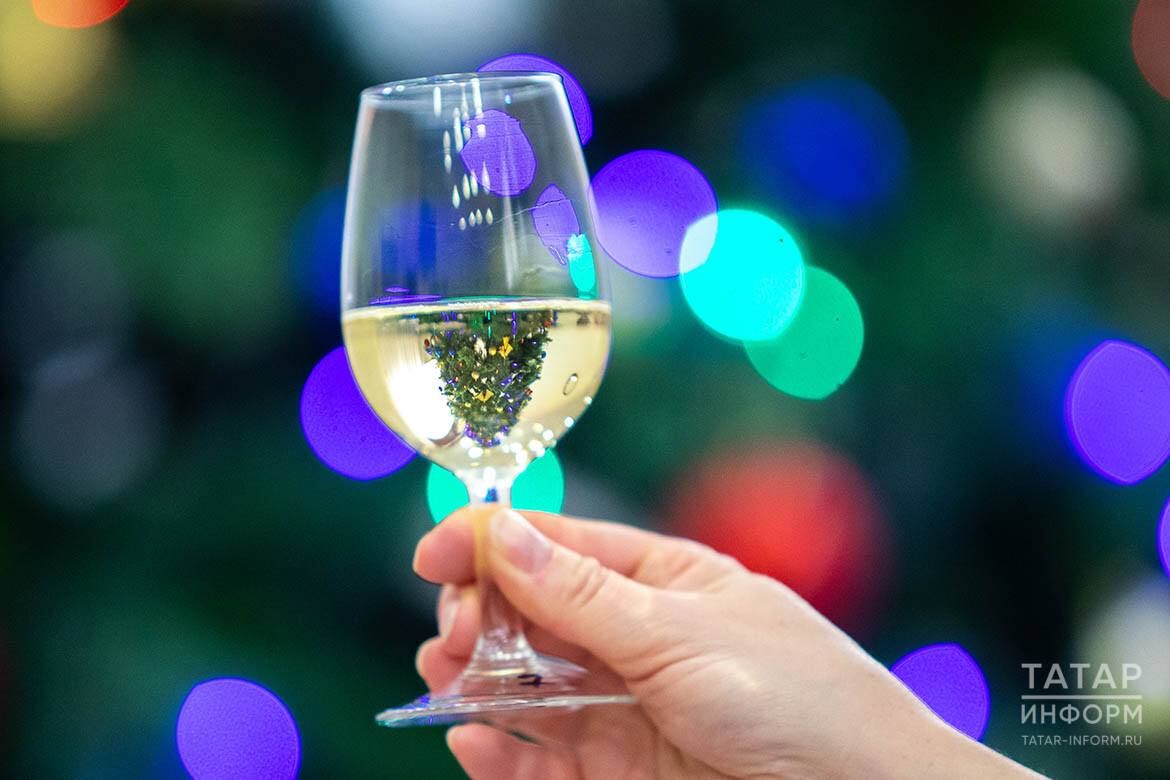 Психиатр-нарколог объяснила, как новогодние застолья с алкоголем влияют на здоровье