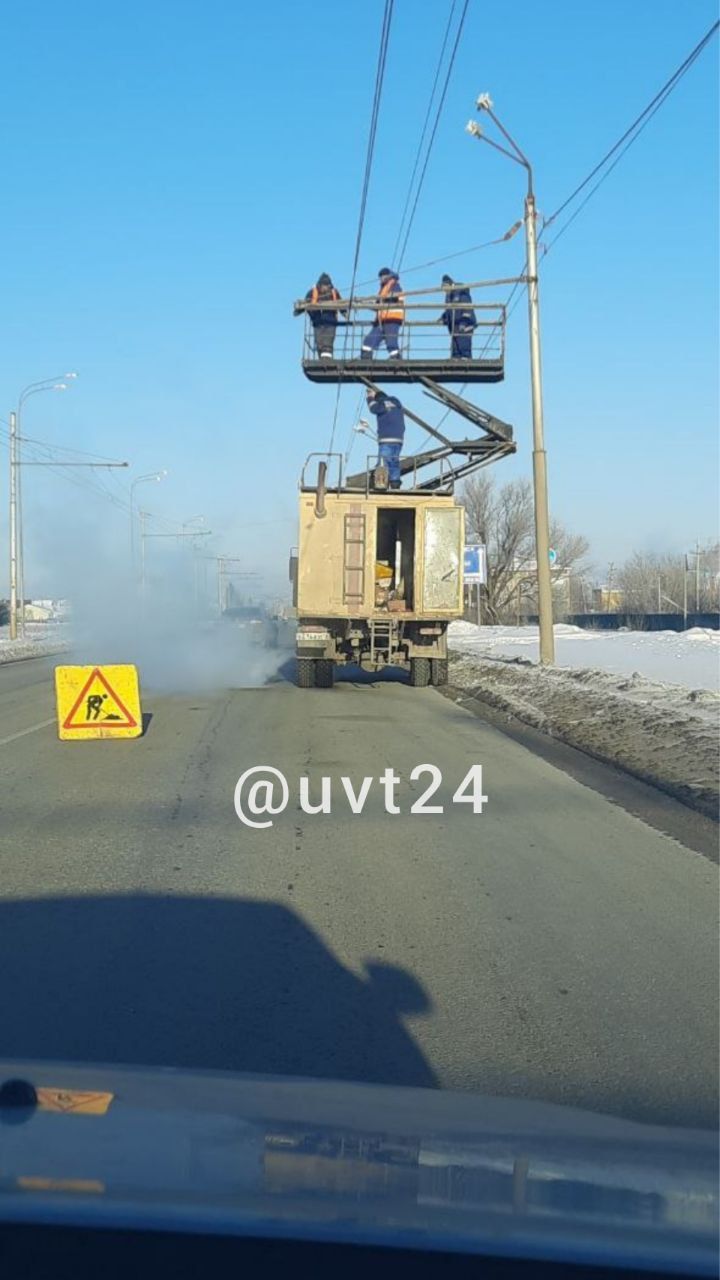 В Альметьевске неизвестная спецтехника повредила троллейбусную линию