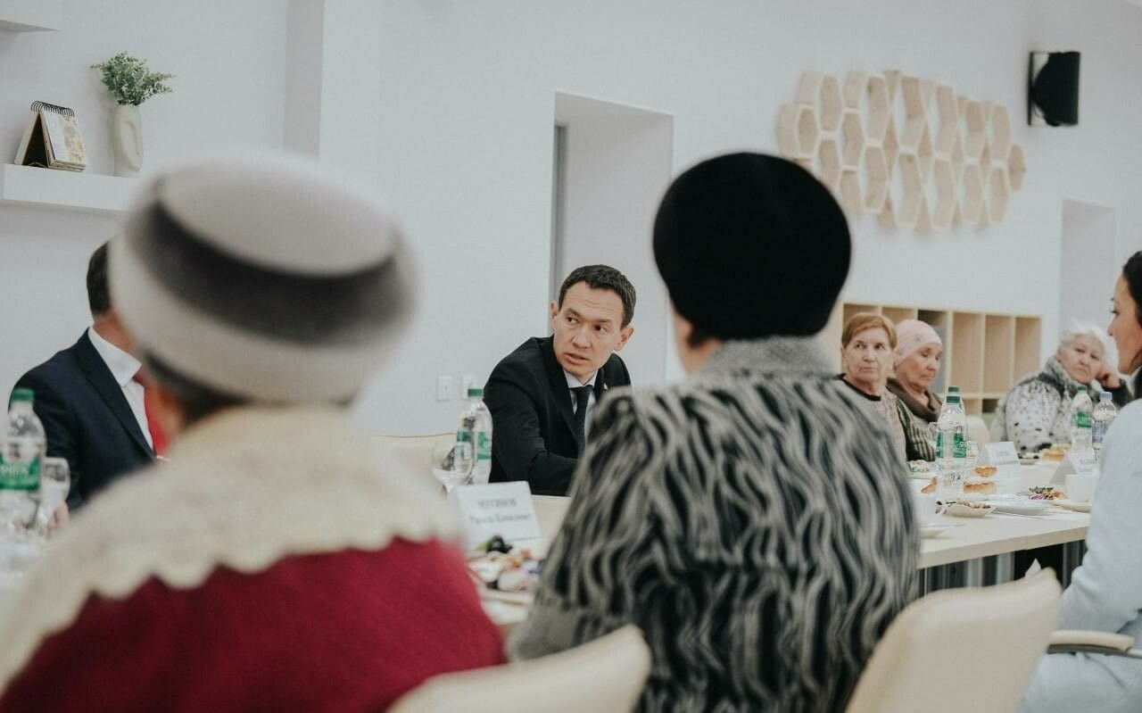Әлмәт районы башлыгы хәрби конфликтларда  һәлак булганнарның әниләре һәм хатыннары белән очрашты