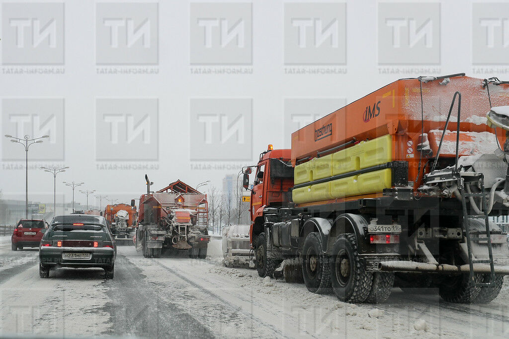 Сейчас на региональных дорогах Татарстана задействовано 397 единиц снегоуборочной техники