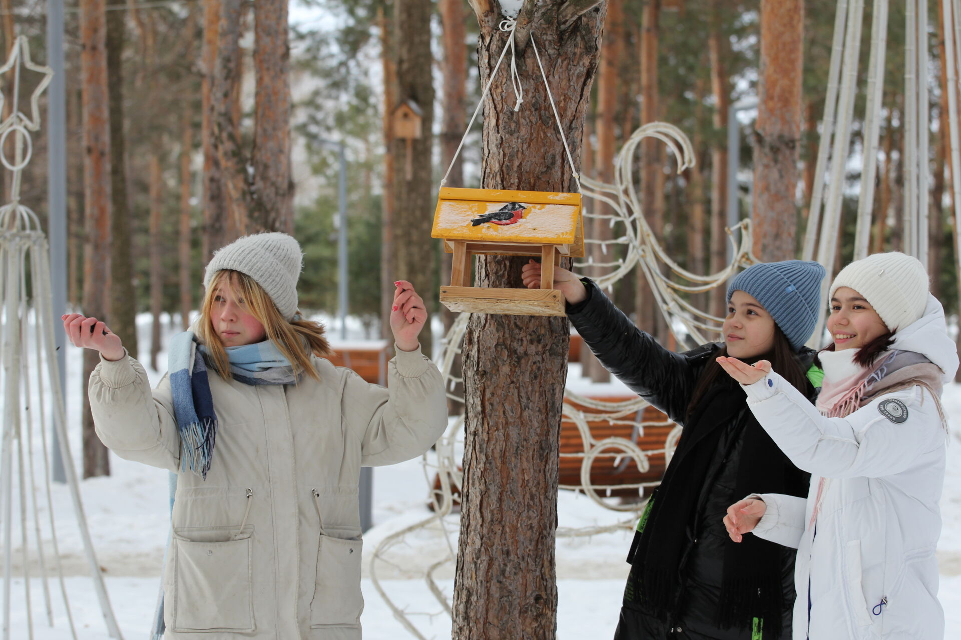 Группа волонтеров в рамках проекта «ЭкоСтраж» облагораживает общественные пространства Альметьевска