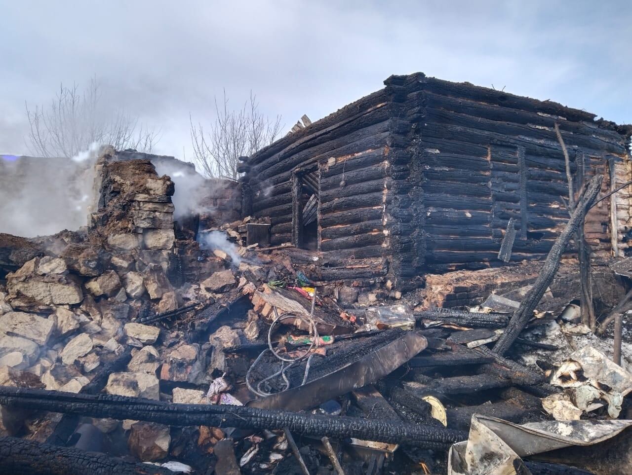 В Альметьевском районе огонь уничтожил дом и постройки во дворе