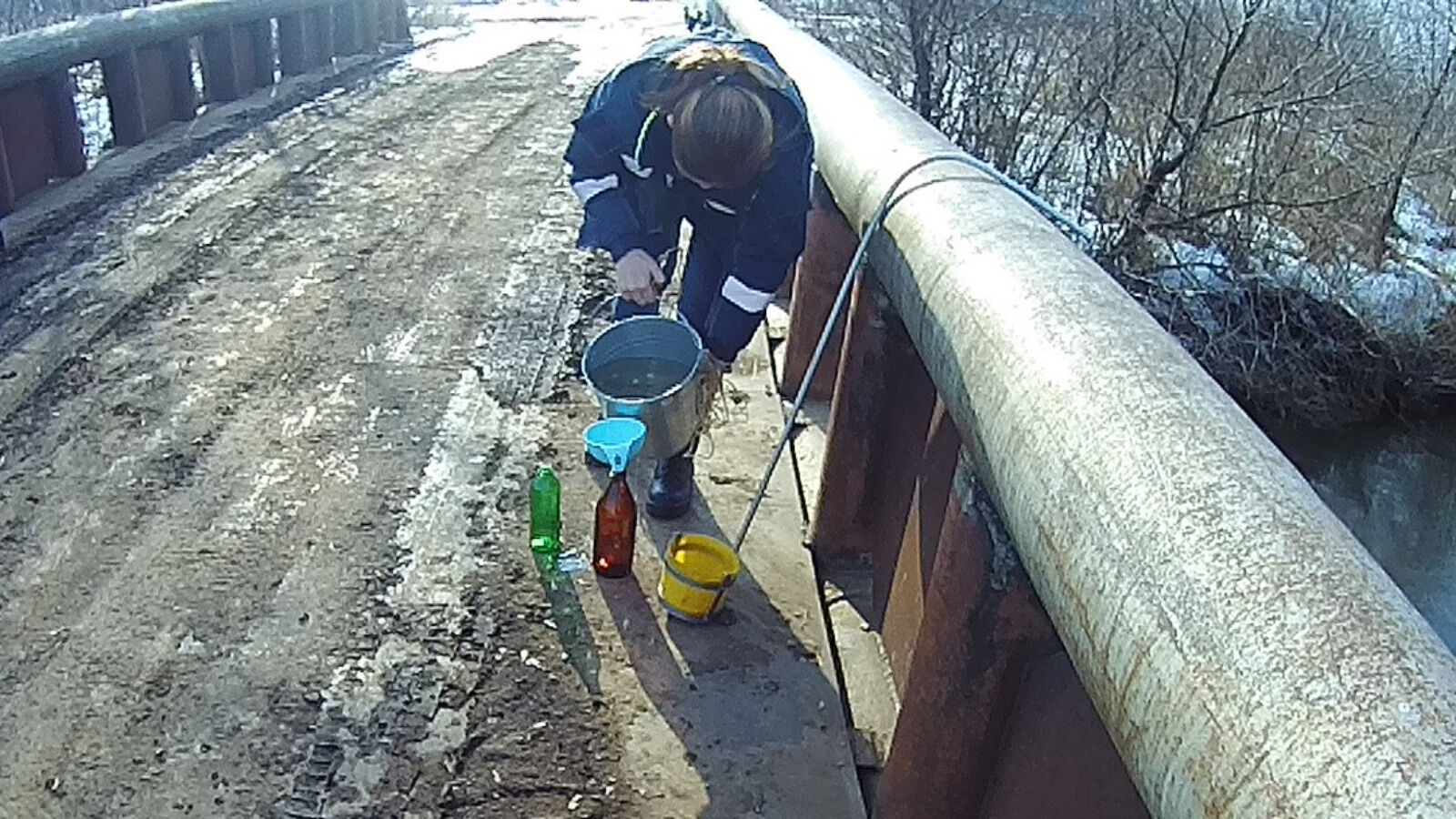 Экологи отобрали пробы на месте разлива нефти в Альметьевском районе
