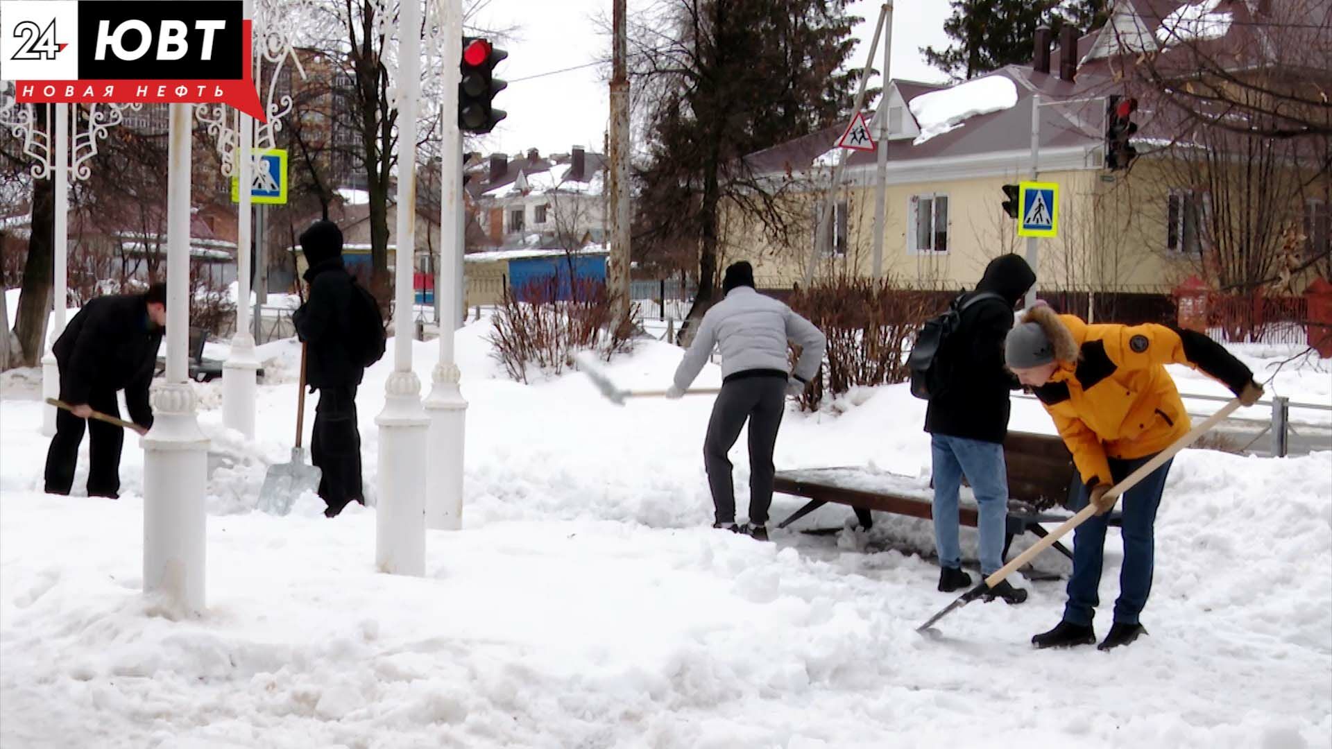 В Альметьевске студенты вышли на уборку снега