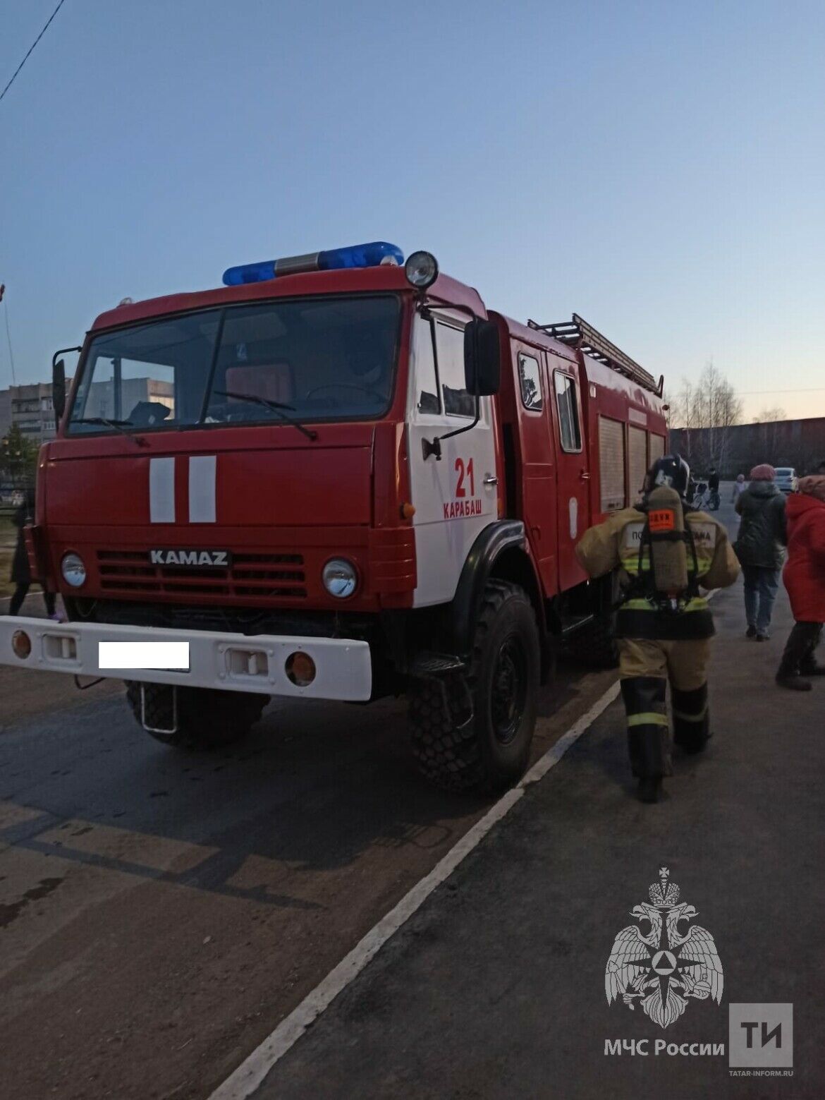 В Бугульминском районе пожарные спасли мужчину из горящей квартиры