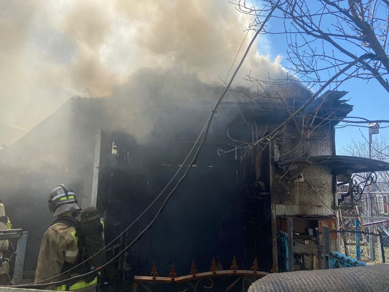 Два сарая и два гаража сгорели в селе Тайсуганово Альметьевского района