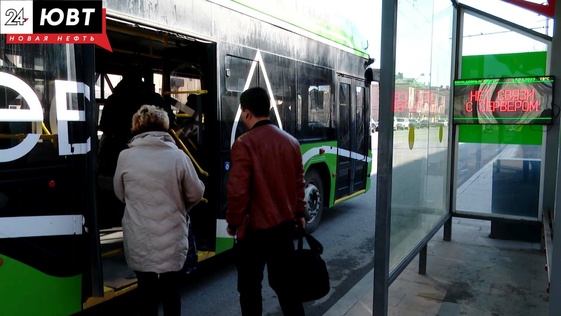 Альметьевцы жалуются на неработающие табло на остановках общественного транспорта