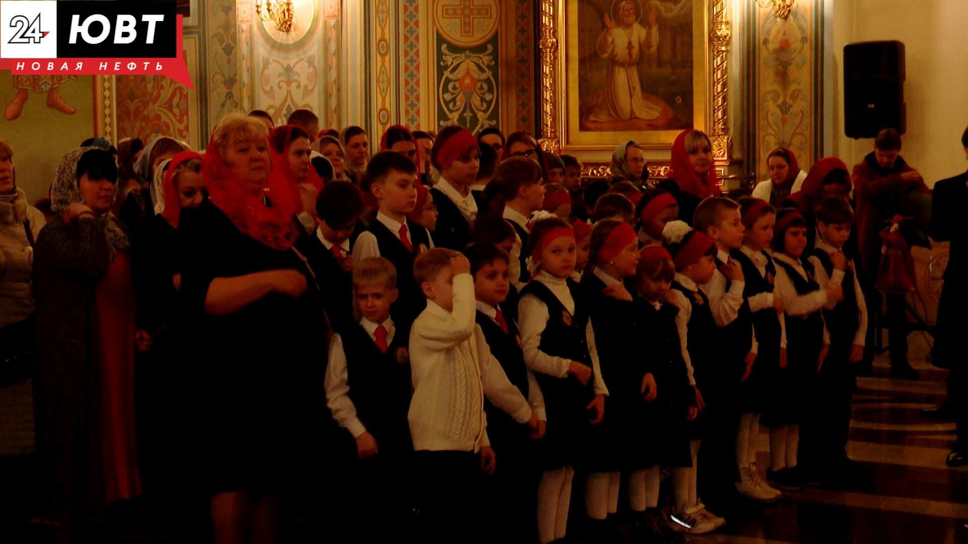 Православные верующие встретили Пасху в Казанском кафедральном соборе Альметьевска