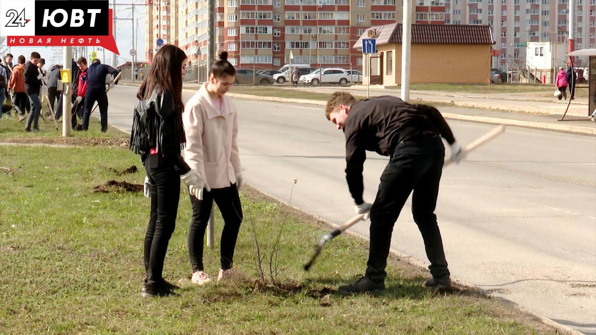 В Альметьевске студенты и экологи пересадили высаженные у дороги деревья