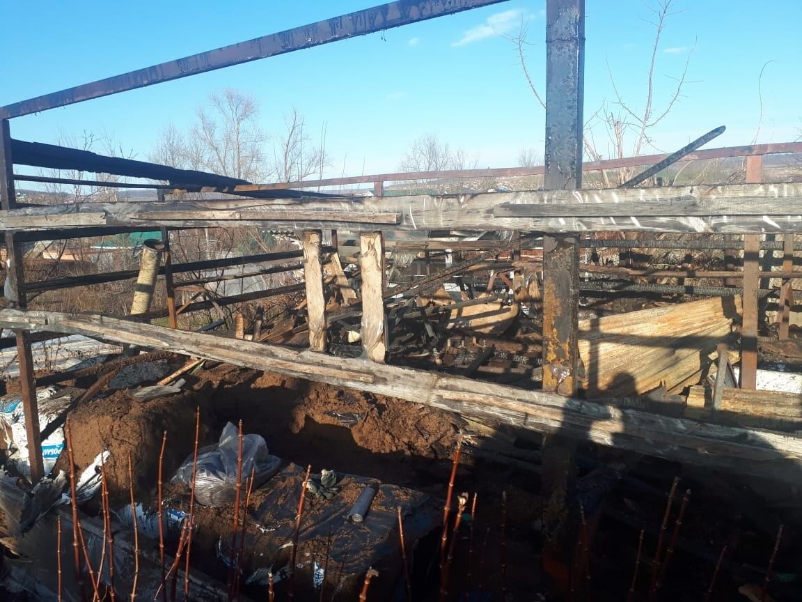 Пожарные ликвидировали возгорание теплицы в Альметьевске