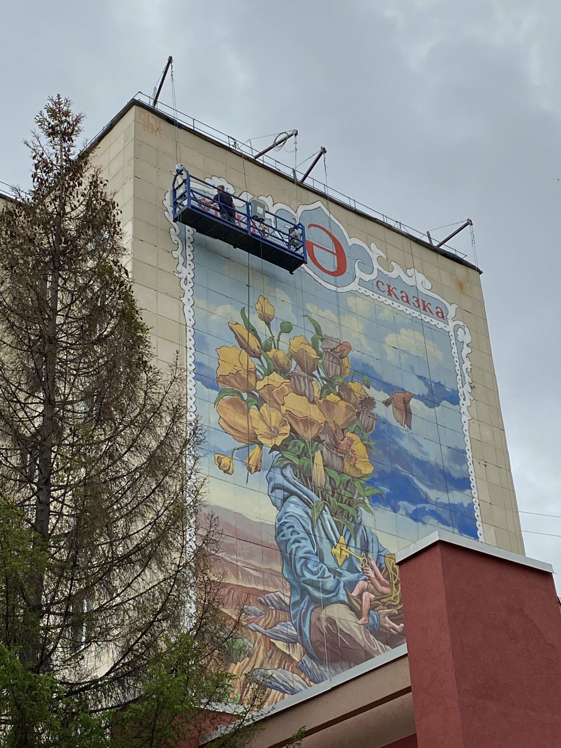 В Альметьевске отреставрируют шесть муралов, украшающих городские фасады