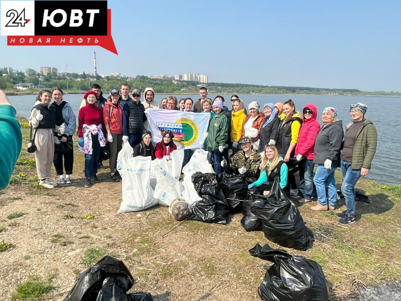 В Альметьевске волонтеры и сотрудники исполкома провели уборку на городском водохранилище