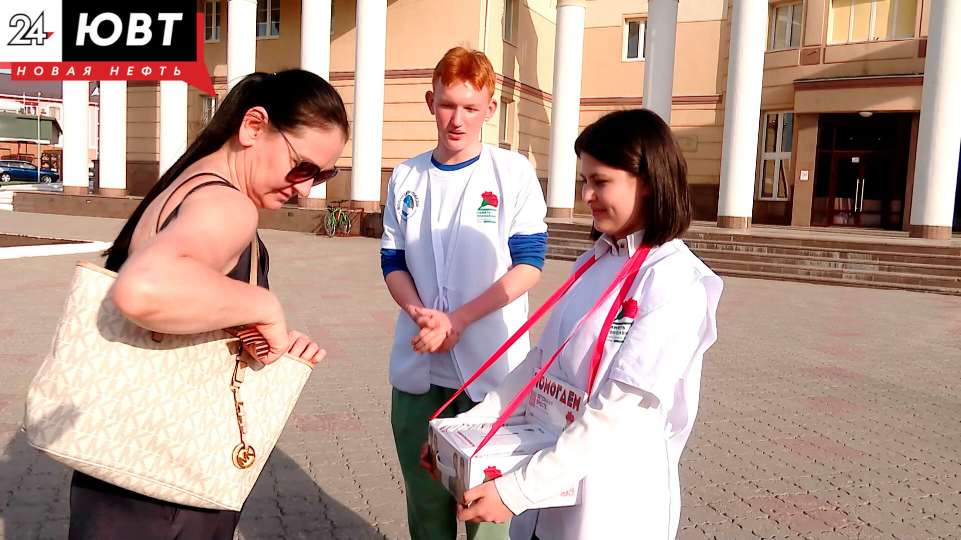 В Альметьевске волонтёры Победы раздают прохожим георгиевские ленточки