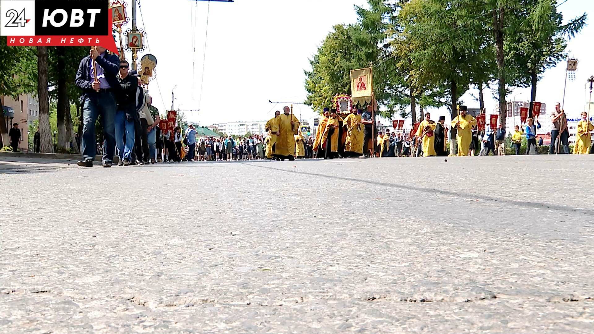 Крестный ход в Альметьевске посвятили Дню всех святых в земле Российской просиявших