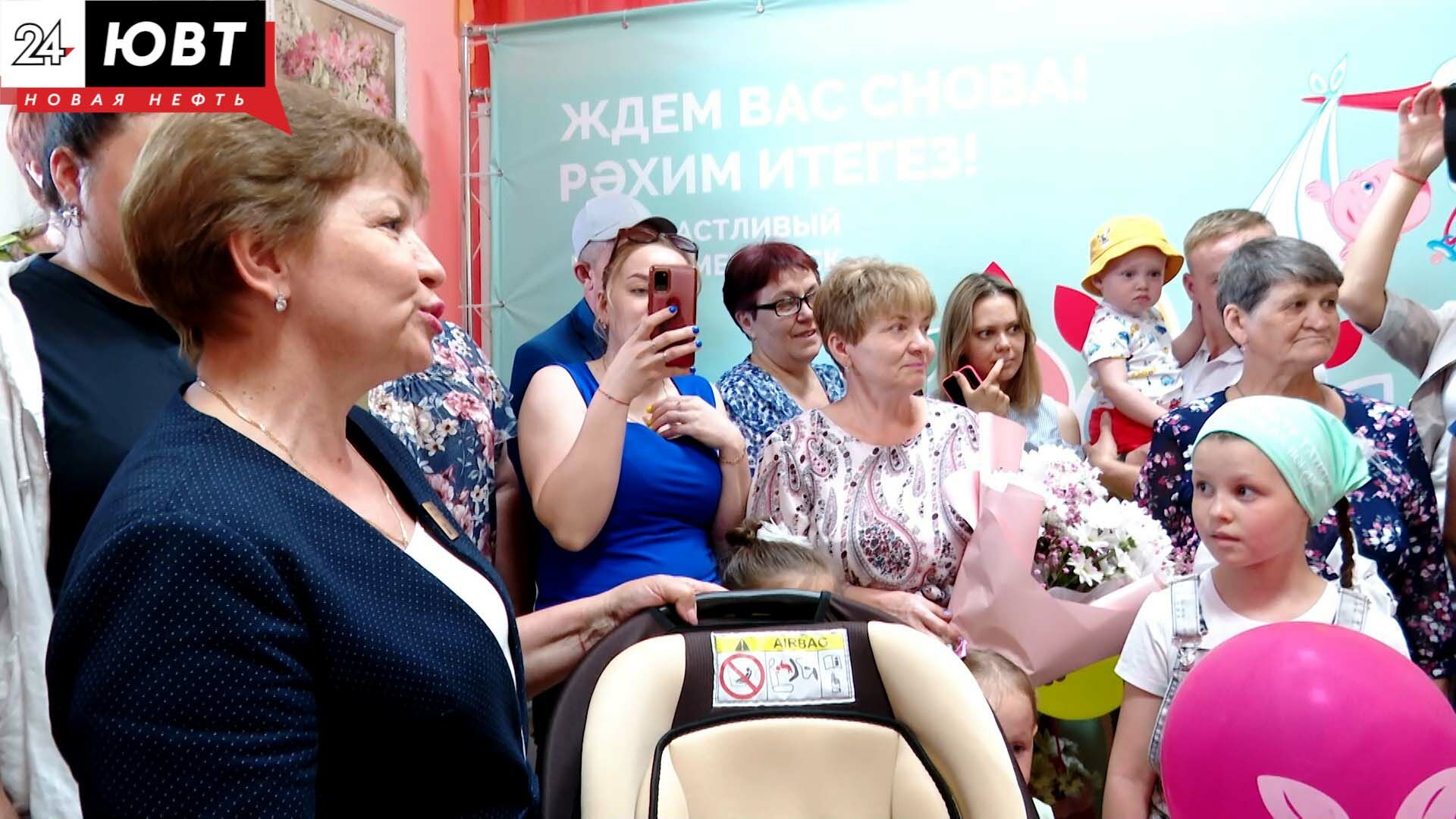 В День защиты детей в Альметьевске новорождённым подарили автолюльки