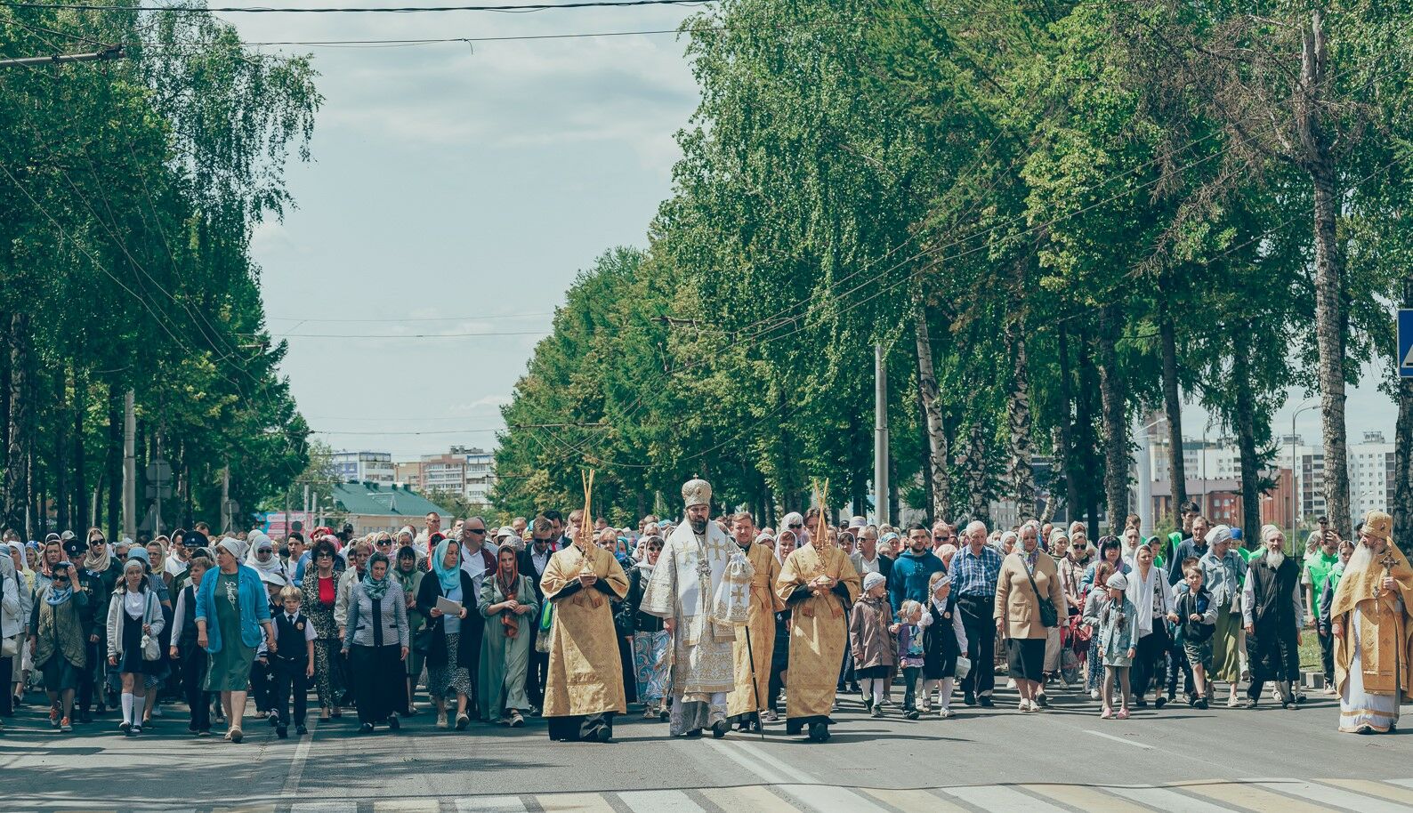 Православные верующие Альметьевска прошли Крестным ходом по центральной улице города