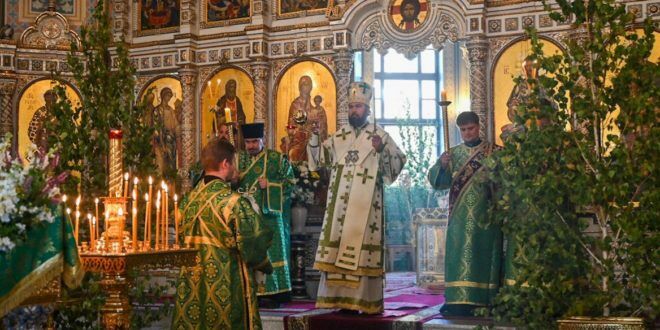 Сегодня православные верующие Альметьевска отмечают праздник Святой Троицы
