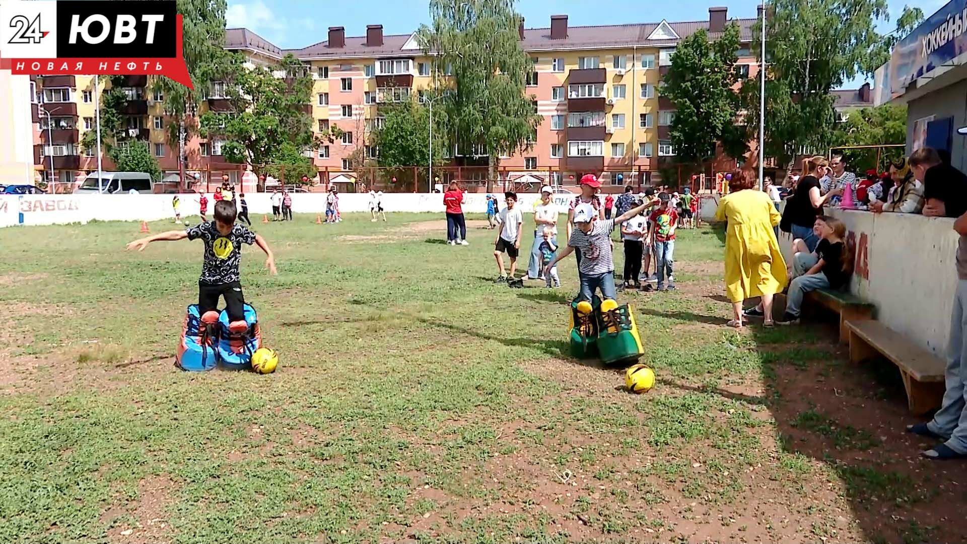 Праздник для детей организовали на хоккейном корте одного из дворов Альметьевска