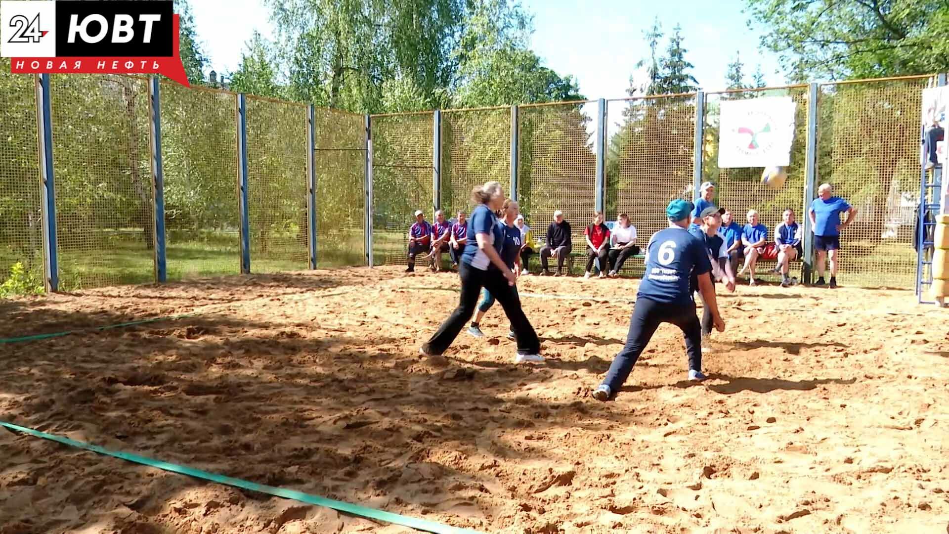 Альметьевские ветераны сыграли в пляжный волейбол