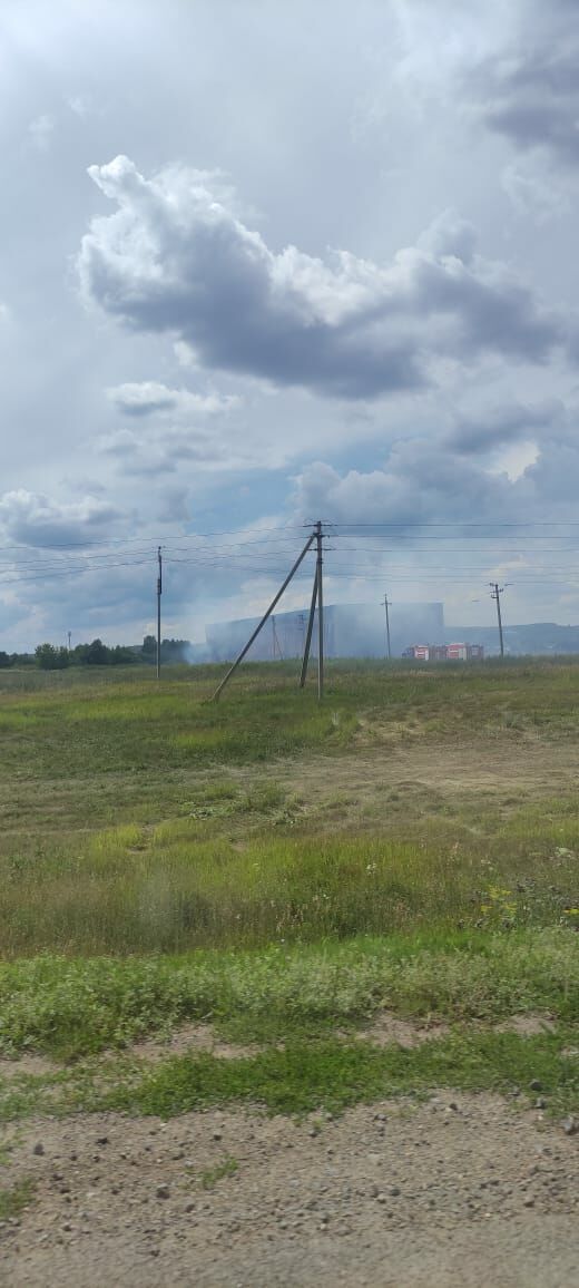 В Верхнем Акташе Альметьевского района третьи сутки сотрудники МЧС борются с пожаром