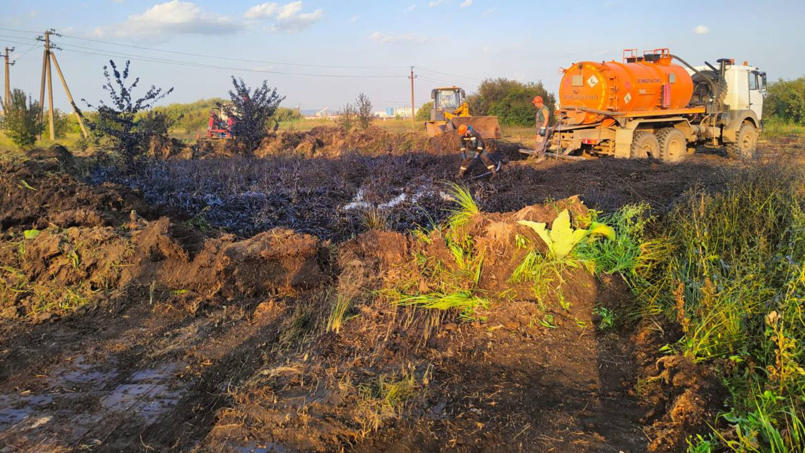 Экологи отобрали пробы почвы и воздуха на месте разлива нефти в Альметьевске