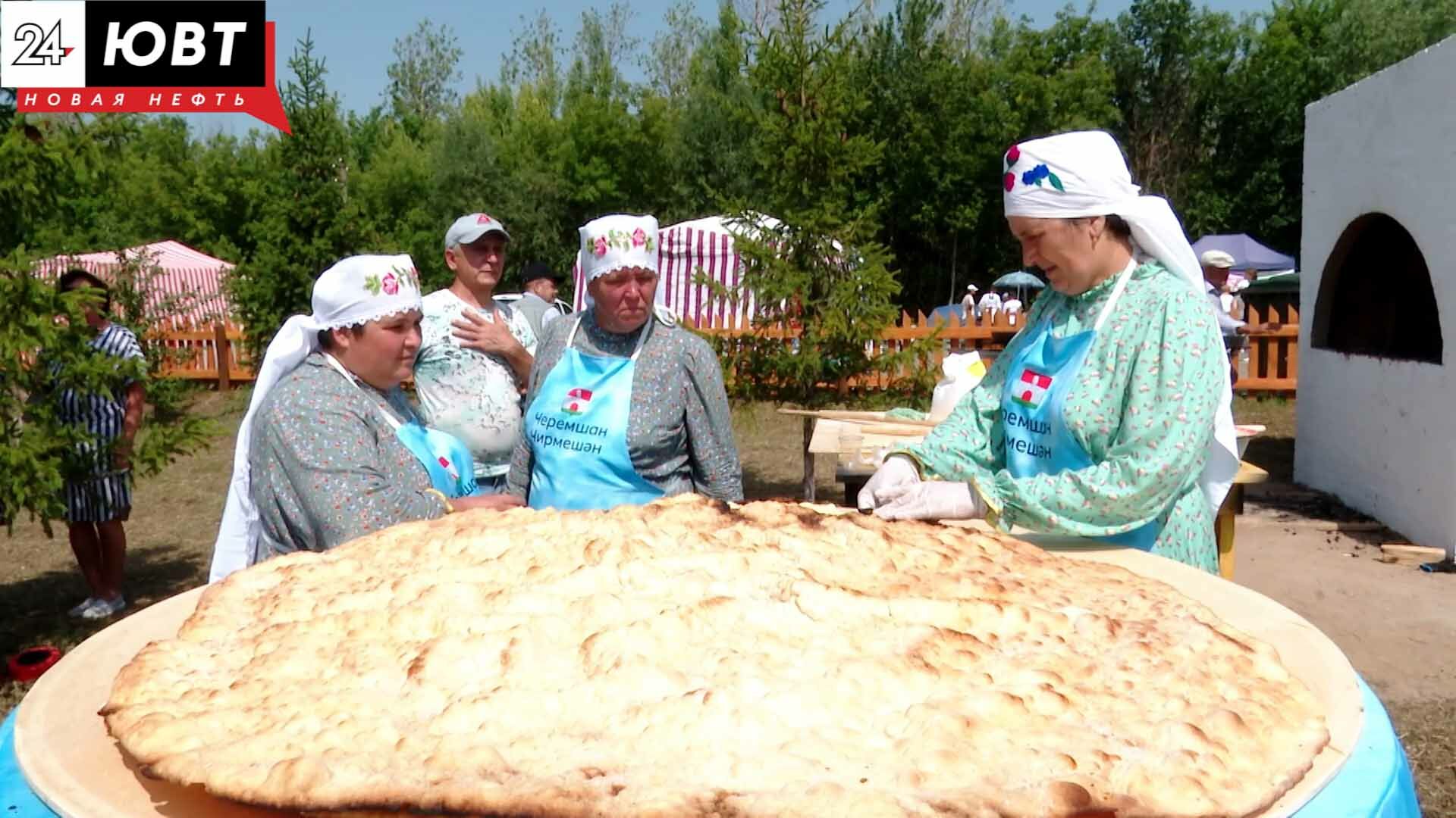 Полутораметровую лепешку Жэймэ приготовили на фестивале в Черемшане