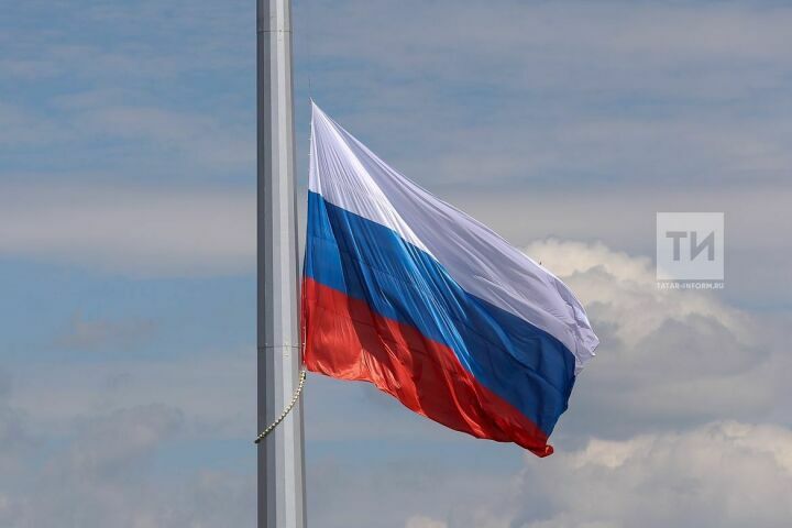 Минниханов поздравил татарстанцев с Днем флага России