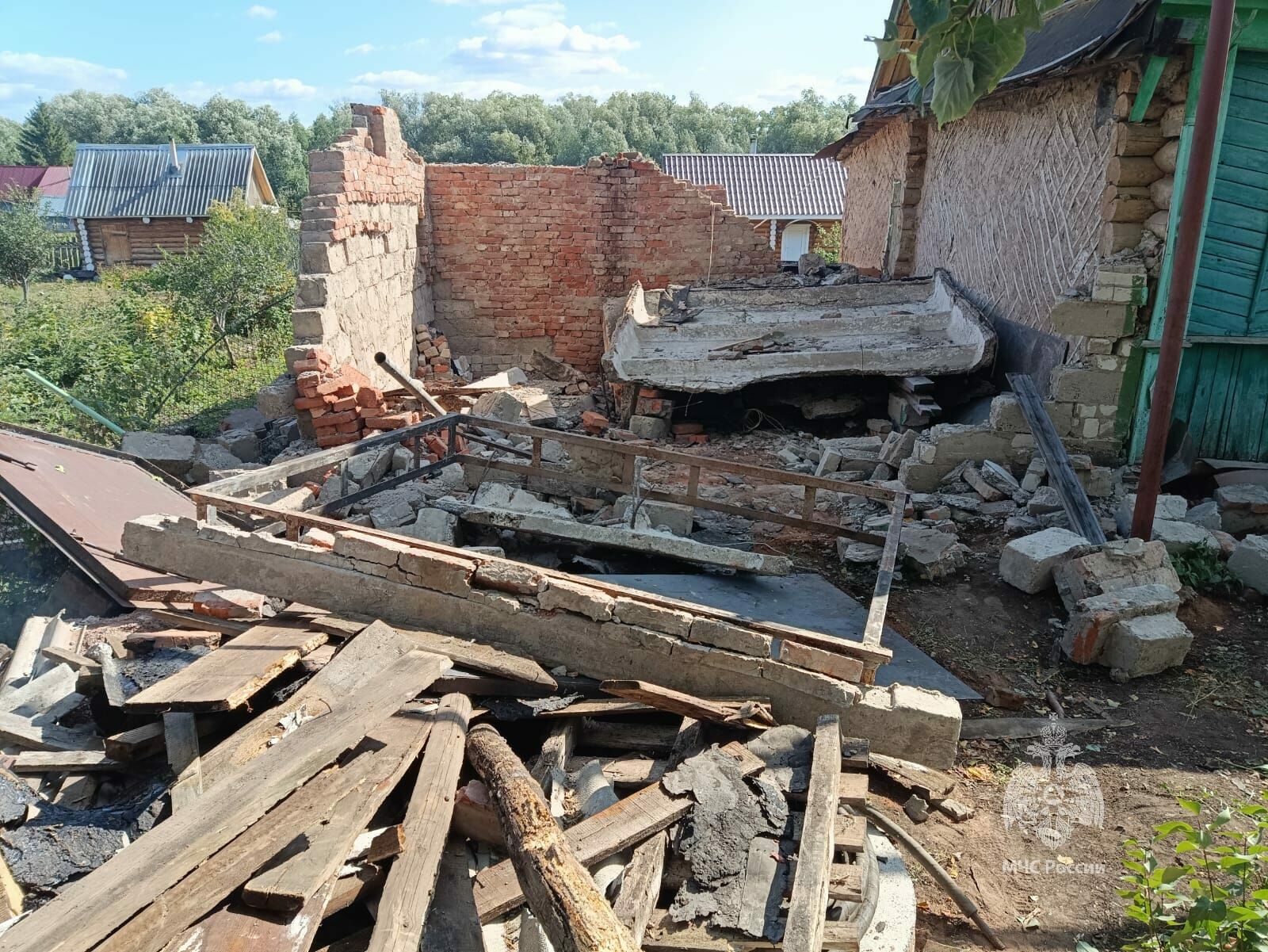 В Бугульминском районе на рабочего упала бетонная плита и придавила его