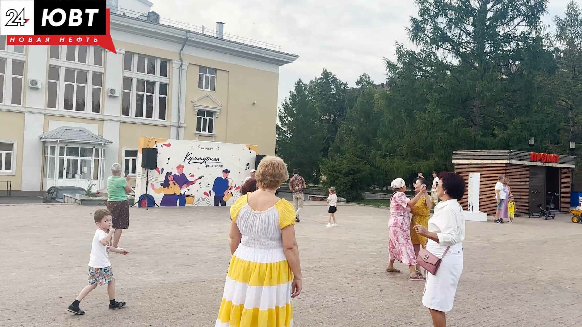 Концерт через дорогу: в Альметьевске продолжается проект «Культурная среда города»