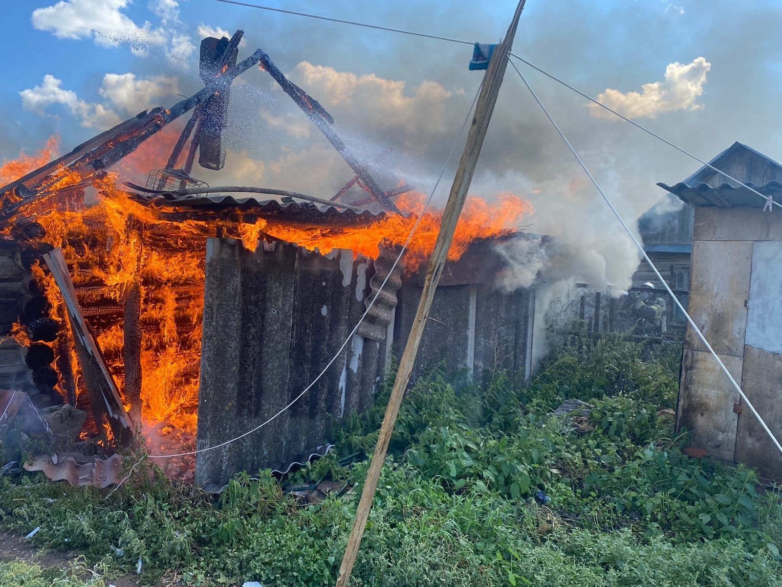 В селе в Альметьевском районе сгорели надворные постройки