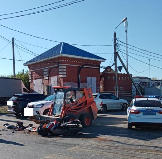 В Альметьевске мотоциклист врезался в погрузчик и попал в больницу