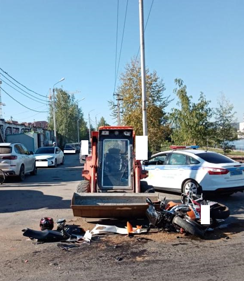 В Альметьевске мотоциклист врезался в погрузчик и попал в больницу