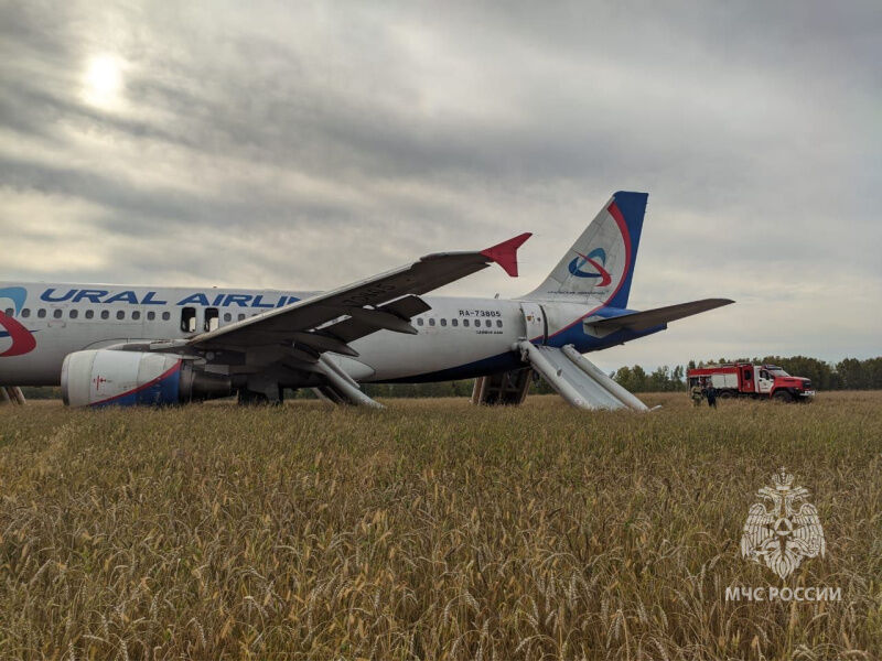 В Новосибирской области самолет совершил аварийную посадку