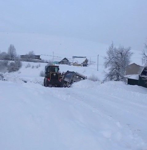 В Альметьевском районе пять часов поднимали мусоровоз из кювета