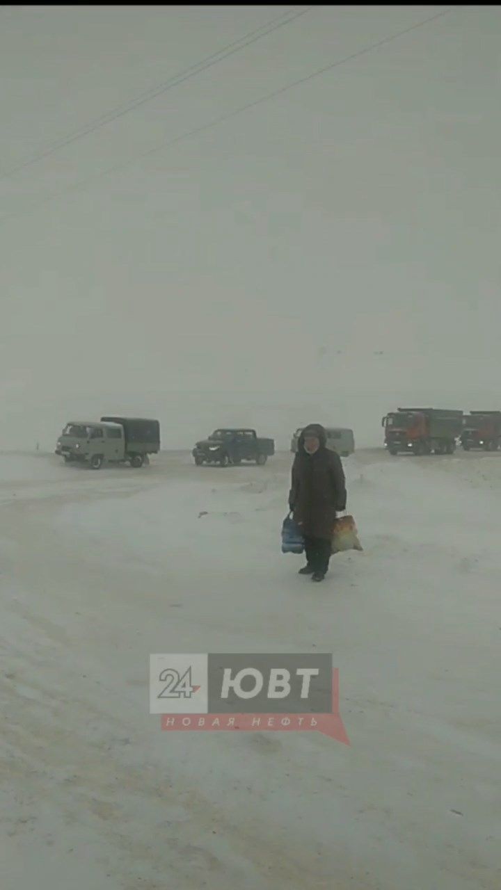 В Альметьевском районе утром было заблокировано движение автомобилей из-за непогоды