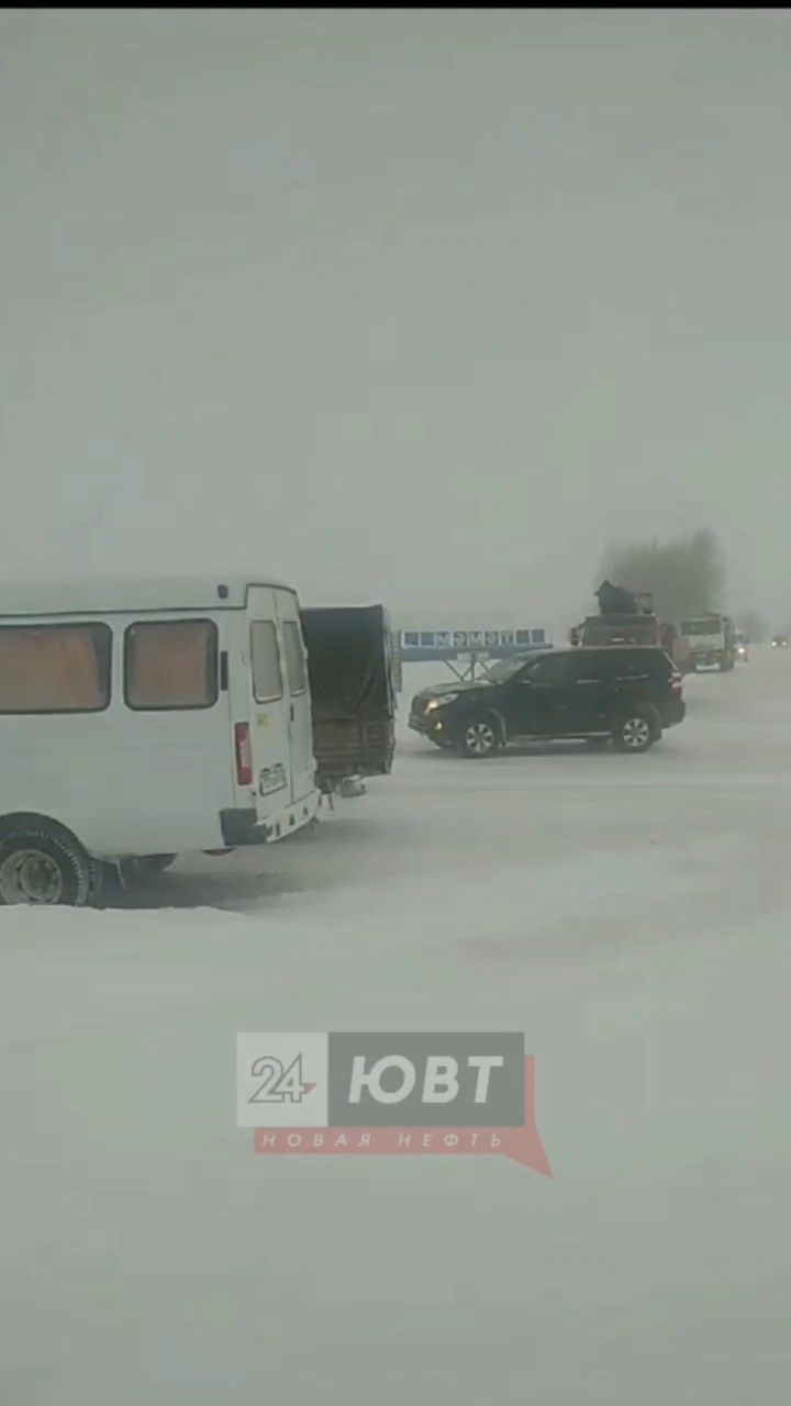 В Альметьевском районе утром было заблокировано движение автомобилей из-за непогоды