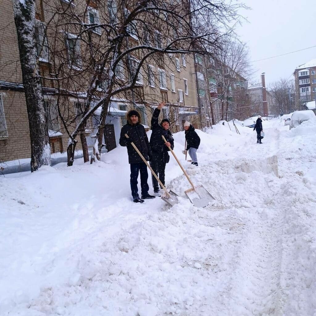 Казанцы делятся фото и видео, как помогают коммунальщикам бороться со снегом