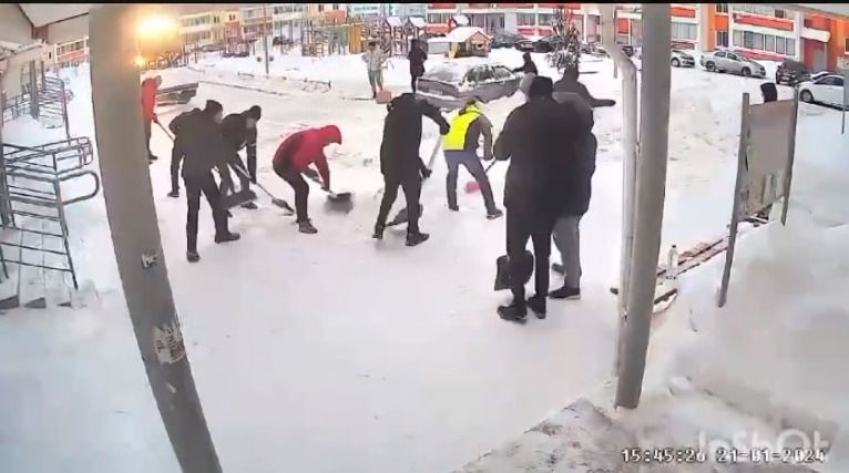 Альметьевцы помогли коммунальщикам в уборке снега